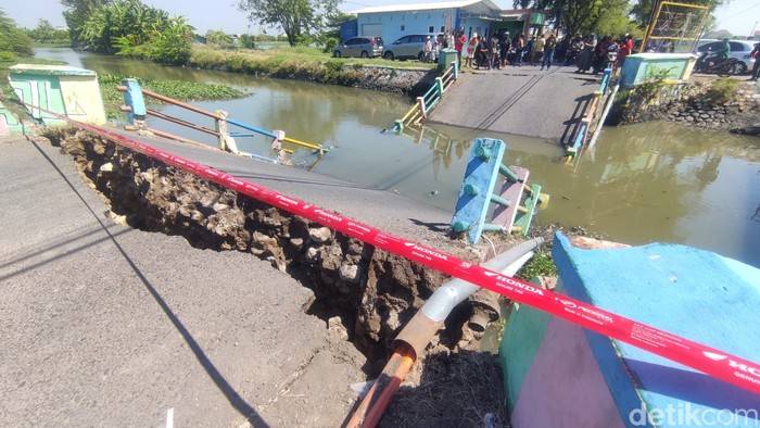 jembatan kedung peluk sidoarjo ambrol