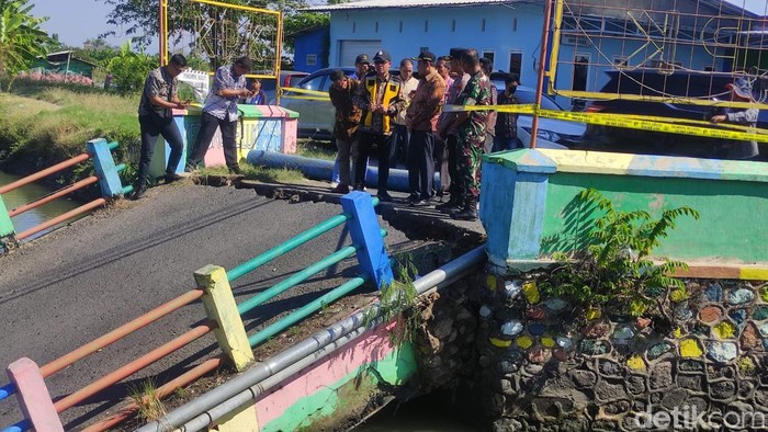 Jembatan Kedung Peluk Sidoarjo ambrol