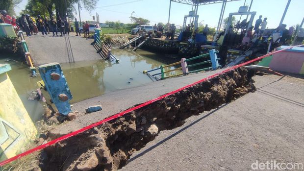 jembatan kedung peluk sidoarjo ambrol