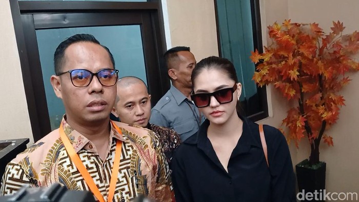 Juliette Angela hadiri sidang cerai.