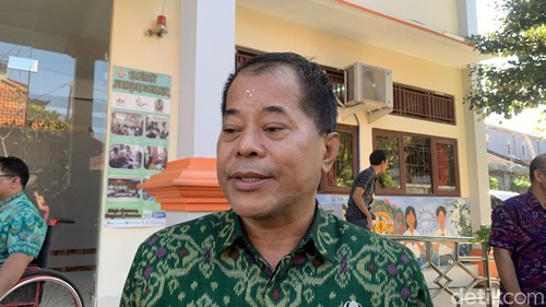 Kabid PK-PLK Disdikpora Bali, Anak Agung Bagus Suryawan, di SLB 2 Denpasar, Selasa (16/7/2024). (Rizki Setyo Samudero/detikBali)