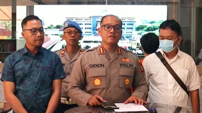 Kapolres Metro Jakut, Kombes Gidion Arif Setyawan, mengungkap kasus remaja lelaki perkosa pacar hingga hamil dan melahirkan di Koja (dok Polres Jakut)