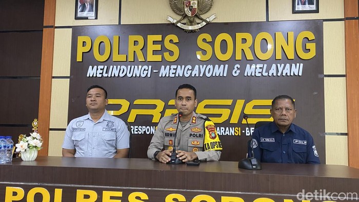 Kapolres Sorong AKBP Edwin Parsaoran pimpin press rilis kematian anggotanya. Juhra Nasir/detikcom