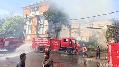 Kebakaran di Gedung GDLN Universitas Udayana di Jalan PB Sudirman Denpasar, Bali terbakar pada Selasa (16/7/2024). (Ni Made Lastri Karsiani Putri-detikBali)