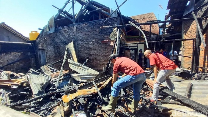 Rumah warga Lingkungan Ketugtug, Kelurahan Loloan Timur, Kecamatan Jembrana, Kabupaten Jembrana yang ludes terbakar, Selasa (16/7/2024).