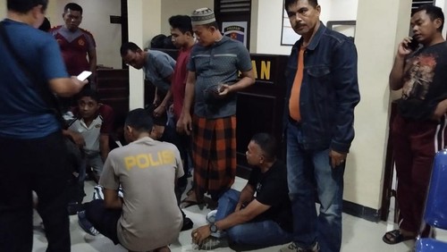Kedua perampok dengan memecahkan kaca mobil yang ditangkap di Sumbawa, Senin (15/7/2024) malam. (Dok. Polres Sumbawa).