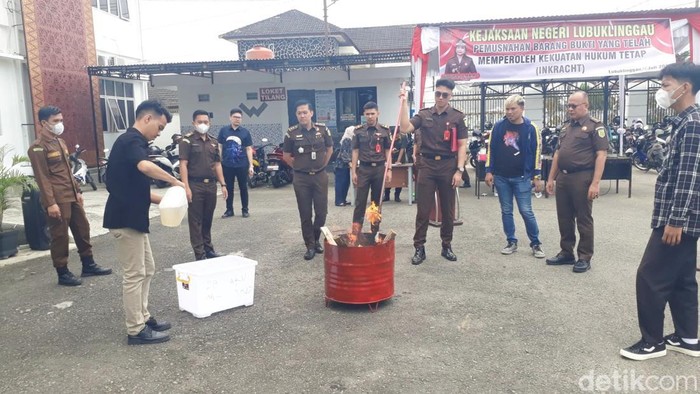 Kejari Lubuklinggau melakukan kegiatan pemusnahan barang bukti perkara tindak pidana umum.