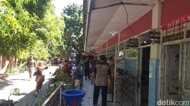 Kepala Disdik Makassar Mahyuddin turun ke SD Inpres Pajjaiang mencabut spanduk yang dipasang warga mengaku ahli waris.