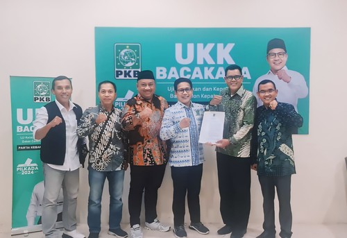 Ketua Desk Pilkada DPP PKB Halim Iskandar saat menyerahkan rekomendasi kepada Jarot-Ansori pada Senin (15/7/2024). (Dok PKB NTB)