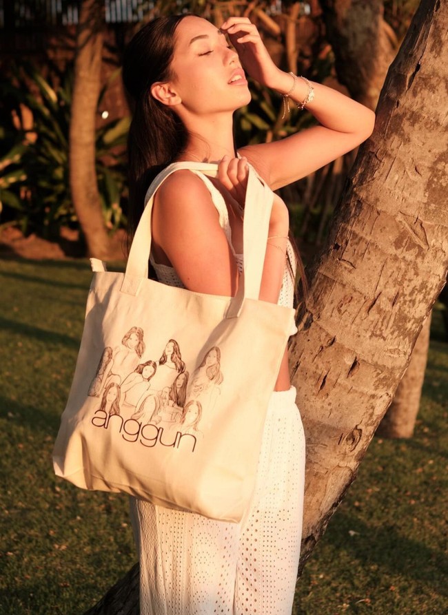 Banyak yang menyebut jika Kirana tak hanya cantik, melainkan juga memiliki aura mahal. Ditambah dengan gaya stylishnya, penampilan Kirana banjir pujian netizen. Foto: Instagram/@anggun_merch