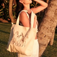 Banyak yang menyebut jika Kirana tak hanya cantik, melainkan juga memiliki aura mahal. Ditambah dengan gaya stylishnya, penampilan Kirana banjir pujian netizen. Foto: Instagram/@anggun_merch