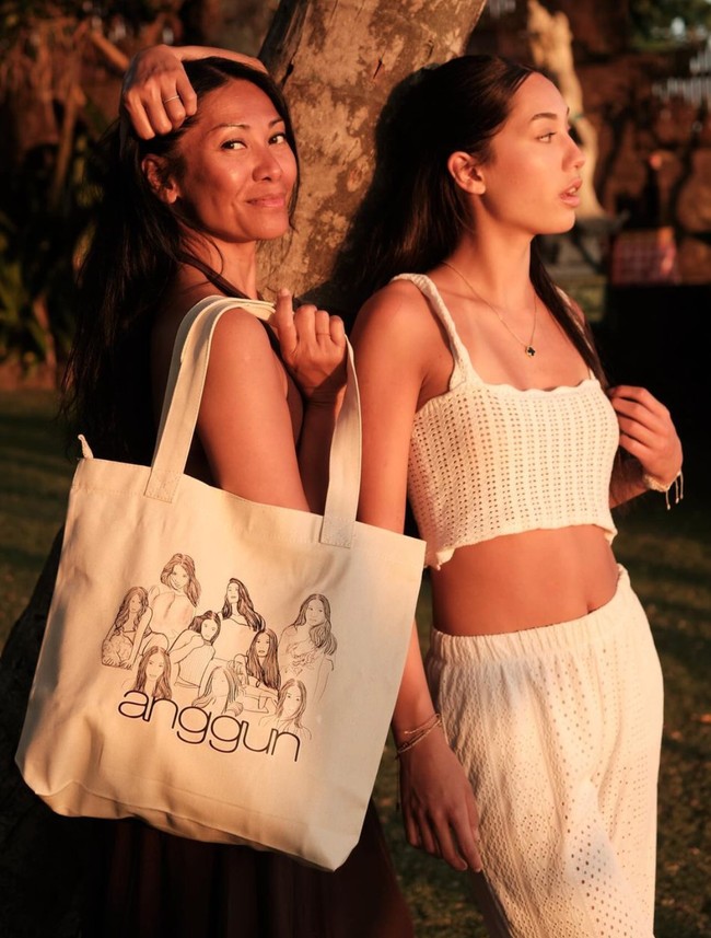 Kirana sendiri diketahui merupakan anak Anggun C Sasmi dengan mantan suaminya, penulis asal Prancis bernama Cyril Montana. Lahir pada 8 November 2007, saat ini Kirana sudah berusia 16 tahun. Foto: Instagram/@anggun_merch