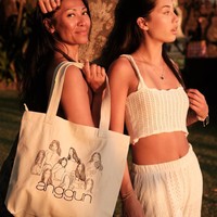 Kirana sendiri diketahui merupakan anak Anggun C Sasmi dengan mantan suaminya, penulis asal Prancis bernama Cyril Montana. Lahir pada 8 November 2007, saat ini Kirana sudah berusia 16 tahun. Foto: Instagram/@anggun_merch