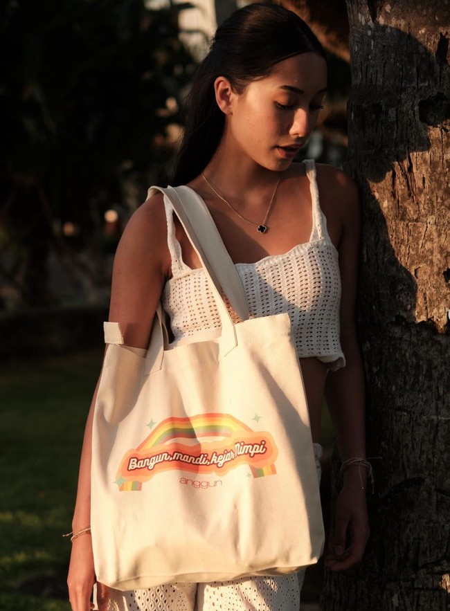 Sebelumnya Anggun sendiri sempat konsisten tak mempublikasikan wajah sang anak. Setelah belasan tahun aakhirnya Anggun pun mengungkapkan wajah cantik anaknya ke publik. Foto: Instagram/@anggun_merch