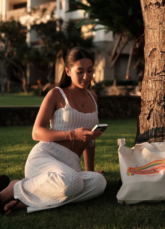 Dalam foto terbaru yang diunggah sang mama, Kirana tampil sebagai model merchandise official Anggun. Tampaknya putri semataa wayang Anggun itu sudah cukup jago berpose di depan kamera. Foto: Instagram/@anggun_merch