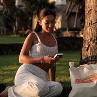 Dalam foto terbaru yang diunggah sang mama, Kirana tampil sebagai model merchandise official Anggun. Tampaknya putri semataa wayang Anggun itu sudah cukup jago berpose di depan kamera. Foto: Instagram/@anggun_merch