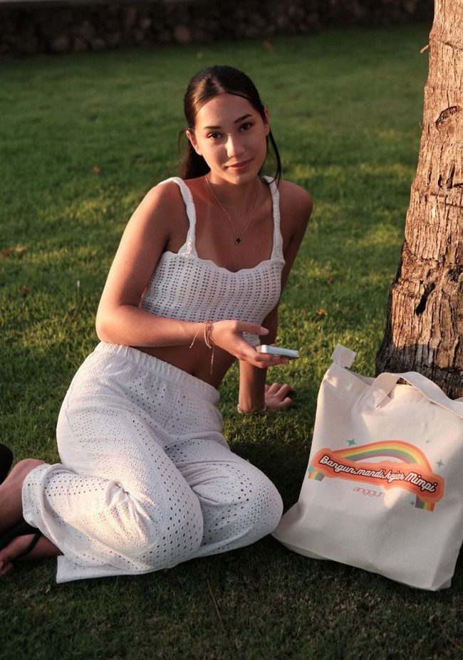 Memiliki darah blasteran, banyak yang mengatakan jika Kirana mirip seperti Anggun versi bule. Sama seperti Anggun, Kirana juga memilih memanjangkan rambutnya. Foto: Instagram/@anggun_merch