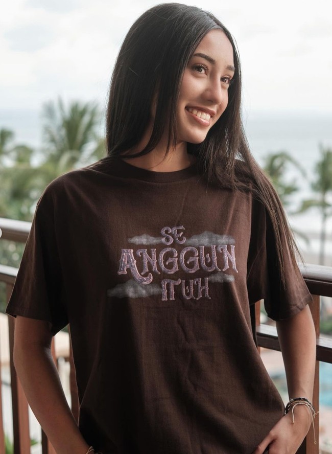 Kirana dipuji, disebut mewarisi kecantikan Anggun. Pesona Kirana memang tak kalah dari sang bunda dan bisa bikin terpana. Foto: Instagram/@anggun_merch