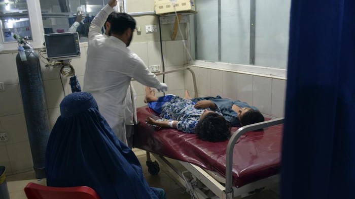 Banjir bandang yang dipicu hujan deras menerjang wilayah Afganistan. Sebanyak 35 orang tewas dan 230 lainnya mengalami luka-luka. Korban yang terluka dirawat di rumah sakit.