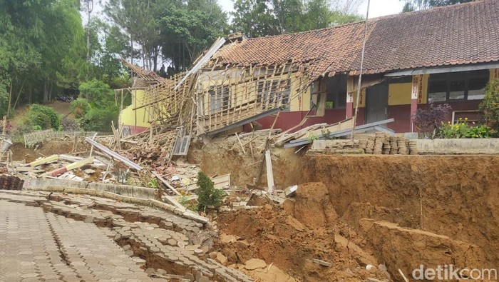 Kondisi SDN 1 Babakan Talang yang Ambruk Diterjang Bencana