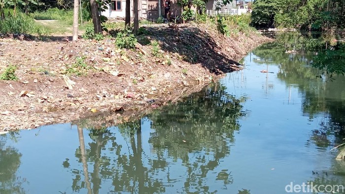 Kondisi sungai di Desa Pengarengan Cirebon setelah dibersihkan dari tumpukan sampah