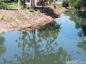 Senangnya Juriyah Saat Sungai Pengarengan Cirebon Bebas Sampah
