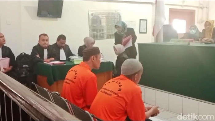 Dua terdakwa Abdul Rosyid dan Madin menjalani sidang vonis di Pengadilan Negeri Palembang. Kurir 33 kg sabu tersebut divonis penjara selama seumur hidup.
