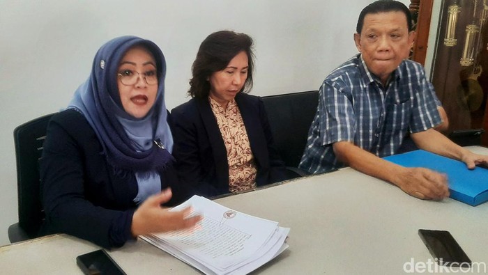 Kusumayati bersama kuasa hukumnya di Karawang