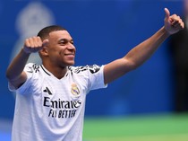 Potret Kylian Mbappe Pakai Jersey Real Madrid