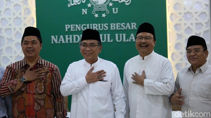 Lima Orang Nahdliyin Bertemu Presiden Israel, PBNU Minta Maaf PBNU memberikan keterangan pers terkait lima orang nahdliyin bertemu dengan Presiden Israel Isaac Herzog. Ketum PBNU minta maaf atas peristiwa itu.