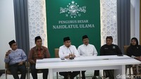 Ketua Umum PBNU Yahya Cholil Staquf bersama Saifullah Yusuf memberikan keterangan pers di Kantor PBNU, Jakarta, Selasa (16/7/2024).  