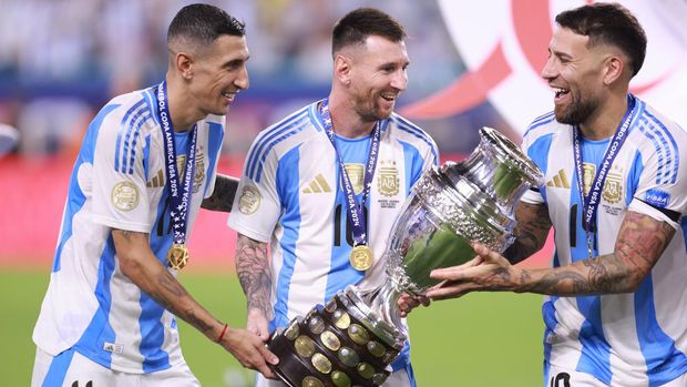MIAMI GARDENS, FLORIDA - JULY 15: Angel Di Maria, Lionel Messi and Nicolas Otamendi of Argentina hold the trophy after the team's victory in the CONMEBOL Copa America 2024 Final match between Argentina and Colombia at Hard Rock Stadium on July 15, 2024 in Miami Gardens, Florida. (Photo by Carmen Mandato/Getty Images)