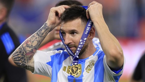 MIAMI GARDENS, FLORIDA - JULY 14: Lionel Messi of Argentina puts on his medal after a victory in the CONMEBOL Copa America 2024 Final match between Argentina and Colombia at Hard Rock Stadium on July 15, 2024 in Miami Gardens, Florida. (Photo by Buda Mendes/Getty Images)