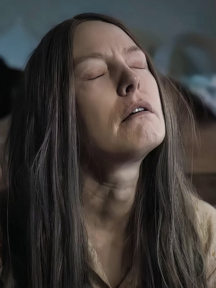 Longlegs Penampilan Alicia Witt di film Longlegs.