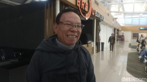 Mantan Bupati Kupang Korinus Masneno saat ditemui detikBali di Kota Kupang, NTT, Selasa (16/7/2024). (Yufengki Bria/detikBali).