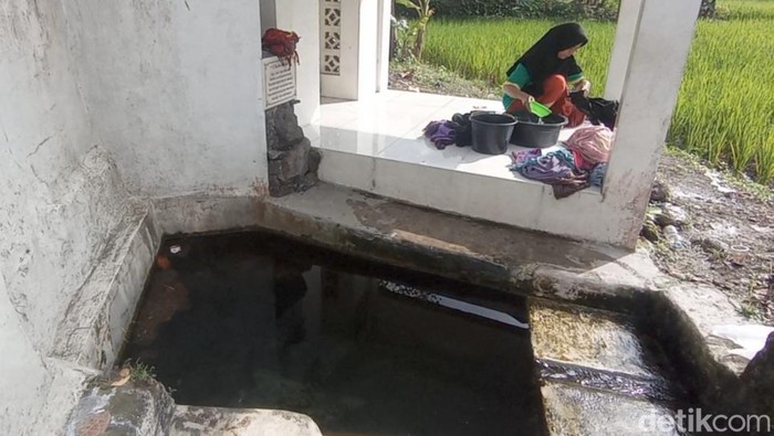 Mata air Cikahuripan di Kampung Kontolbangkong Tasikmalaya.