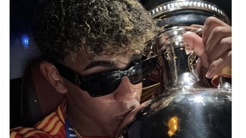 Akun Barcelona pun mengingatkan bahwa Yamine Lamal adalah pemain mereka. Foto: Twitter