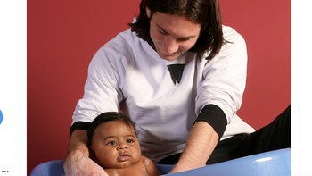 Mungkin tak ada yang menduga Lionel Messi dan Yamine yang dimandikannya akan beprestasi sejauh ini. Foto: Twitter