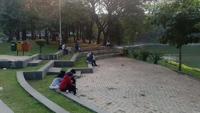 Taman Kota Waduk Ria Rio adalah tempat favorit masyarakat sekitar untuk menikmati penghujung hari. Taman ini sejuk dengan pohon baobab yang besar.