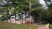 Taman Kota Waduk Ria Rio adalah tempat favorit masyarakat sekitar untuk menikmati penghujung hari. Sekadar duduk-duduk santai bersama teman atau menikmati suasana bersama keluarga. 