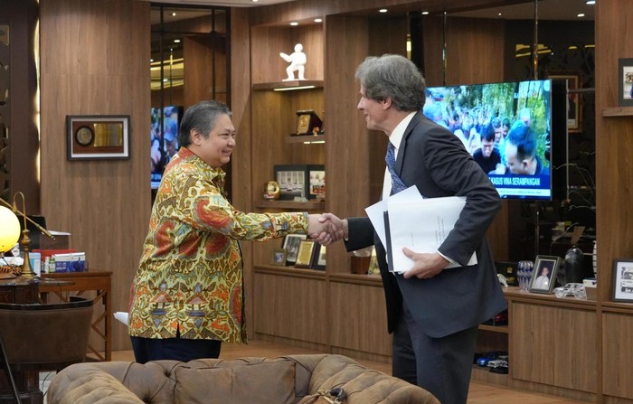 Menteri Koordinator Bidang Perekonomian Airlangga Hartarto bertemu dengan Under Secretary for Economic Growth US Department of States Jose Fernandez.