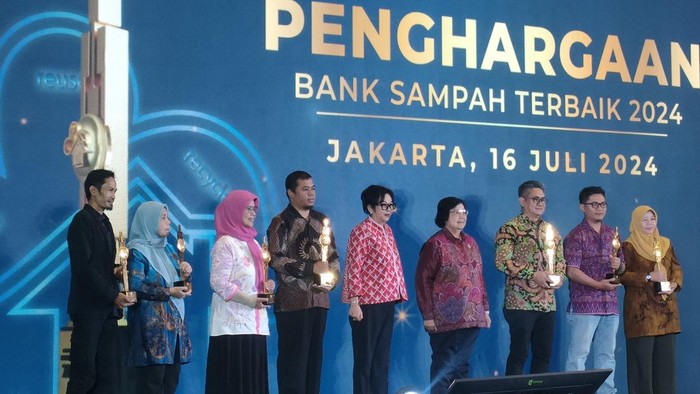 Menteri LHK Siti Nurbaya memberikan penghargaan kepada 6 bank sampah terbaik (Dwi/detikcom)
