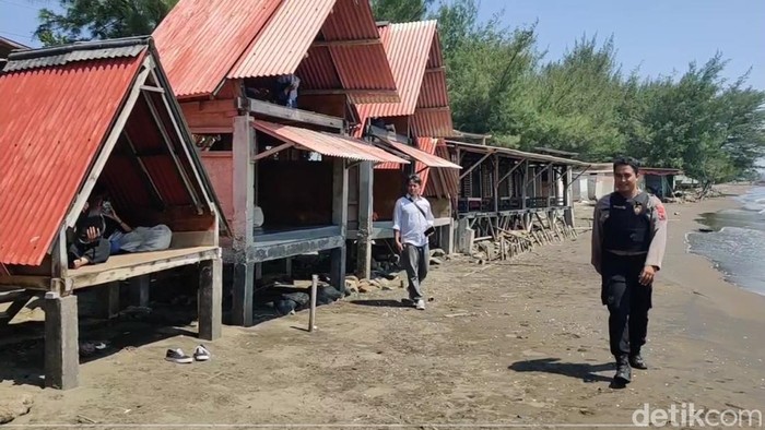 Petugas gabungan mendatangi rumah doro yang viral dipakai sejoli mesum di Pantai Sigandu, Batang, Selasa (16/7/2024).