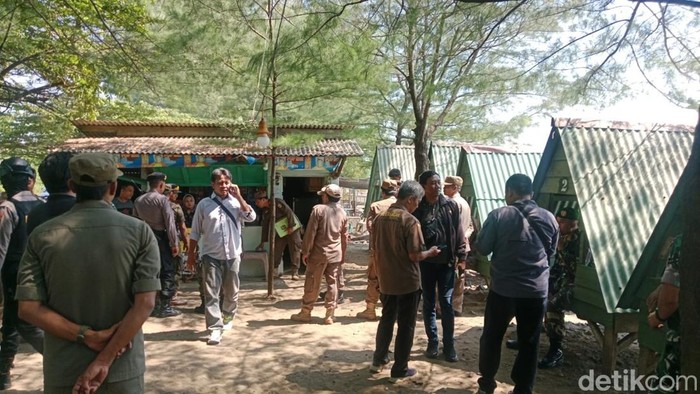 Petugas gabungan mendatangi rumah doro yang viral dipakai sejoli mesum di Pantai Sigandu, Batang, Selasa (16/7/2024).