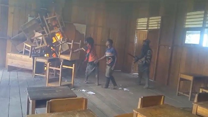 Momen anggota KKB membakar sekolah di Distrik Okbab, Pegunungan Bintang, Papua Pegunungan.
