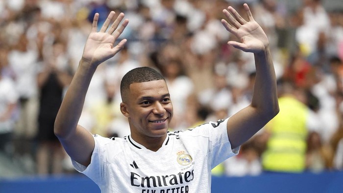 Soccer Football - Real Madrid unveil Kylian Mbappe - Santiago Bernabeu, Madrid, Spain - July 16, 2024 New Real Madrid signing Kylian Mbappe acknowledges the crowd during the presentation REUTERS/Juan Medina