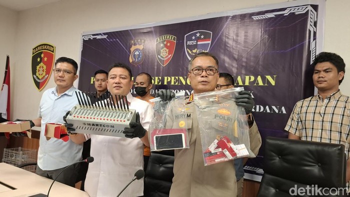 Nasriadi menunjukkan barang bukti tangkapan didampingi Kabid Humas Kombes Hary Bawono dan Kasubdit Siber Kompol Fajri. (Raja Adil Siregar/detikSumut)