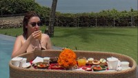 Satu lagi momen seru Natasha Ryder, yaitu floating breakfast. Ia melakukannya di sebuah resort yang ada di Bali. Foto: Instagram @natasharyder