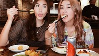 Bersama sahabatnya, begini momen Natasha saat menikmati hidangan di sebuah restoran. Hidangan yang mereka nikmati adalah dimsum shumay dan pangsit goreng. Foto: Instagram @natasharyder