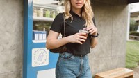 Saat liburan ke Jepang, Natasha juga mampir ke beberapa kafe. Salah satunya adalah pergi ke Tokyo Dorinku yang menjual aneka kopi, susu, latte, dan lainnya. Foto: Instagram @natasharyder